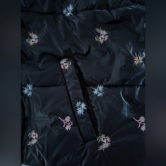 NWOT FDJ flower embroidered puffer vest. Size large - Picture 5 of 8
